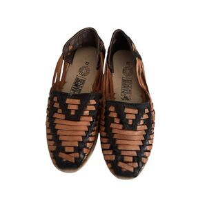 Mexican huaraches  leather sandals in a tan and black color combination NWOT